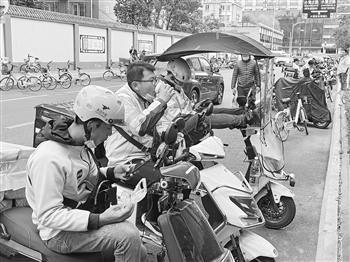 外卖骑手正在吃瓜,揭秘忙碌生活中的小确幸